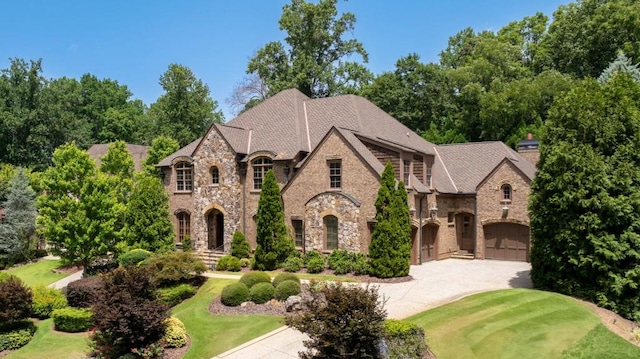 view of front of house featuring a front lawn and a garage