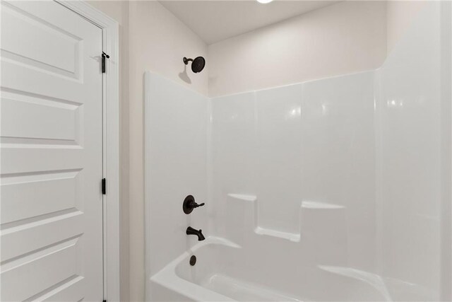 bathroom with washtub / shower combination