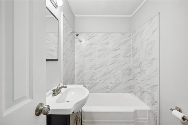 bathroom with vanity and tiled shower / bath