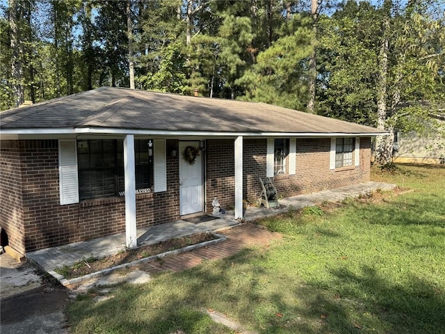 single story home with a front lawn