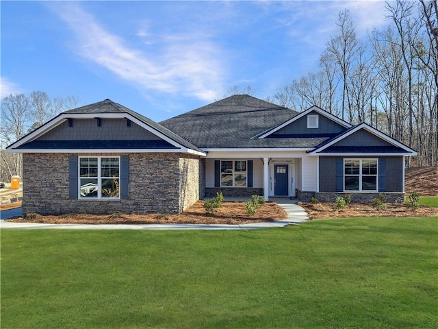 craftsman house featuring a front lawn