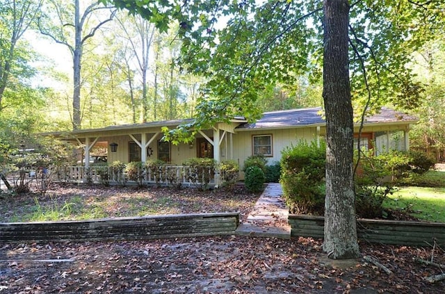 single story home with covered porch