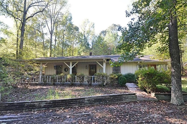 single story home with a porch