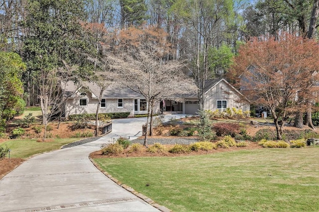 7265 Hunters Branch Dr, Sandy Springs, GA 30328 - view of community with driveway and a yard