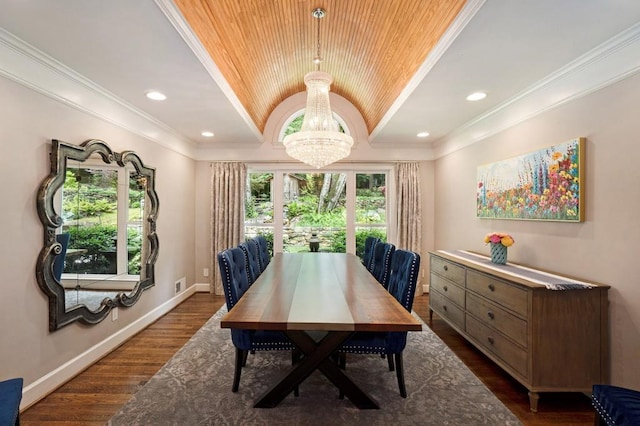 7265 Hunters Branch Dr, Sandy Springs, GA 30328 - dining space with a chandelier, vaulted ceiling, dark wood-style flooring, crown molding, and baseboards
