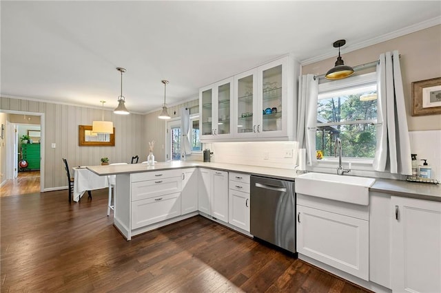 kitchen featuring dark wood-type flooring, glass insert cabinets, a sink, dishwasher, and a peninsula