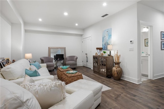 living room featuring visible vents, recessed lighting, baseboards, and wood finished floors