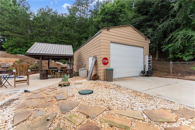 69 Maple Leaf Ct, Hoschton, GA 30548 - detached garage with driveway