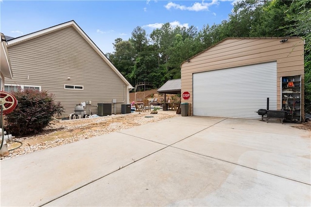 69 Maple Leaf Ct, Hoschton, GA 30548 - view of side of home with a detached garage and an outbuilding