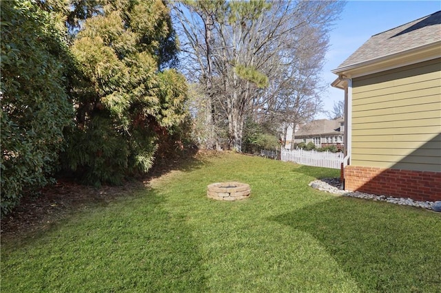 view of yard featuring an outdoor fire pit