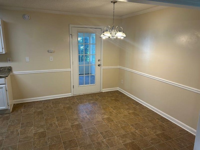 5000 Saxony Ct, Stone Mountain, GA 30083 - unfurnished dining area featuring a chandelier, ornamental molding, and a textured ceiling