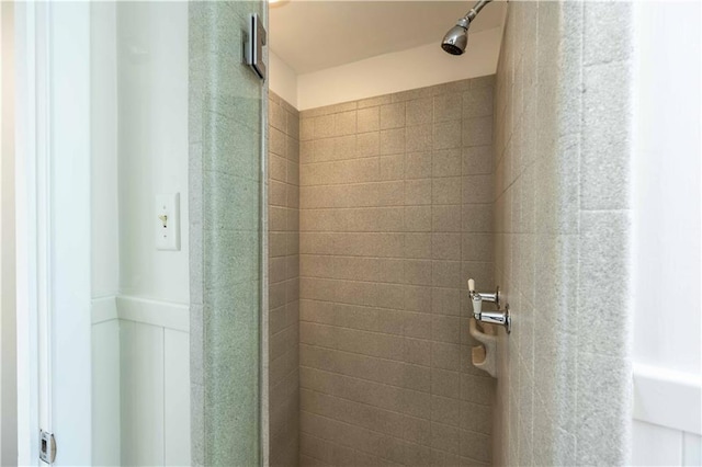 bathroom featuring tiled shower