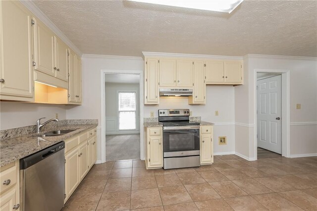 kitchen featuring ornamental molding, stainless steel appliances, a textured ceiling, and sink