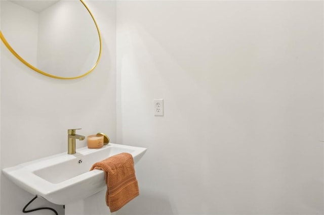 bathroom featuring sink