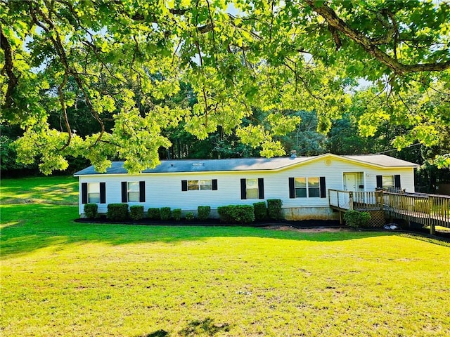 view of front of home featuring a wooden deck and a front yard