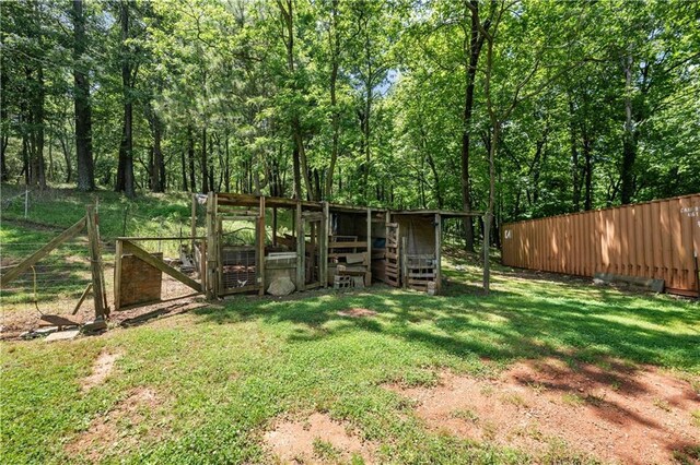 view of yard with an outbuilding