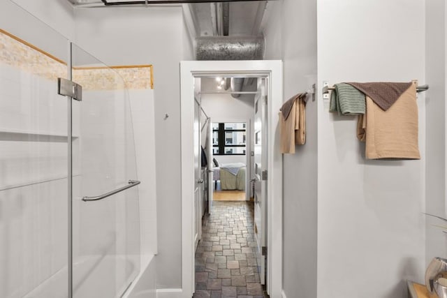 bathroom with combined bath / shower with glass door