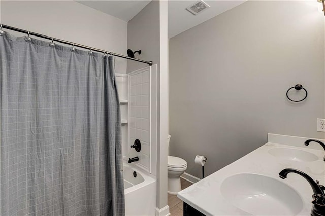 full bath with a sink, baseboards, shower / bathtub combination with curtain, and visible vents