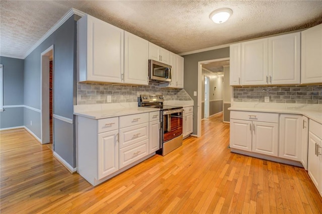 empty room with a chandelier, wood-type flooring, plenty of natural light, baseboards, and crown molding