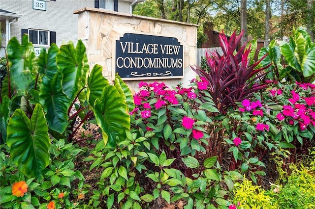 view of community / neighborhood sign