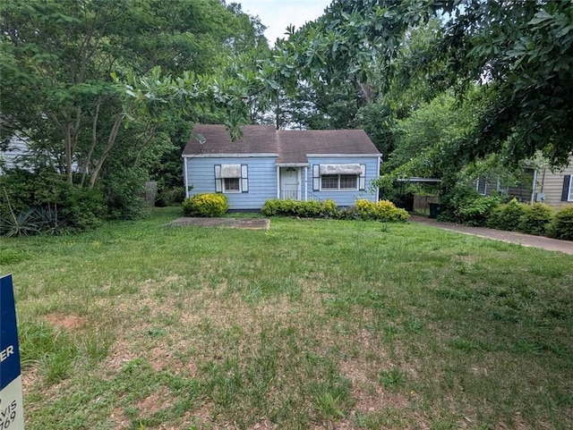 view of front of property featuring a front yard