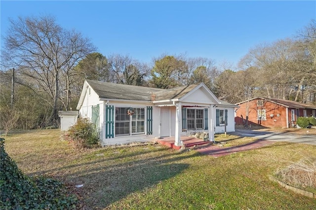 view of front facade featuring a front yard