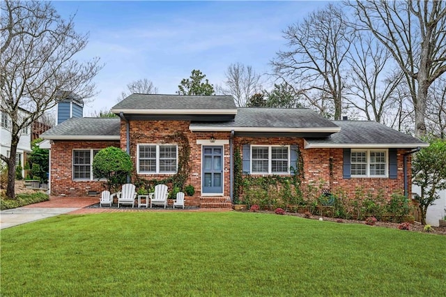 view of front of house with a front yard