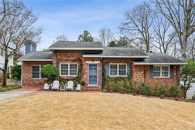 view of front of home featuring a front lawn