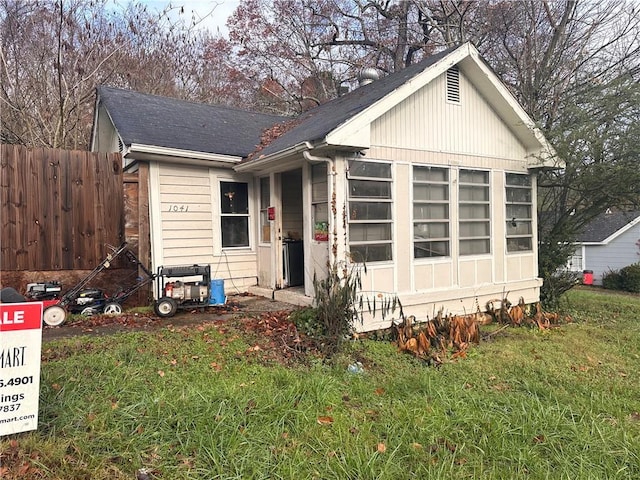 view of front of home with a front lawn