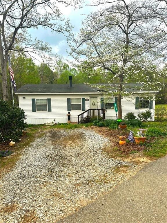 view of front of house with gravel driveway