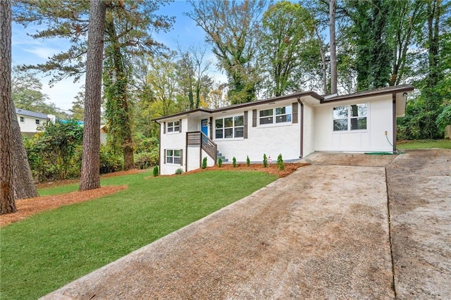 view of front facade with a front yard