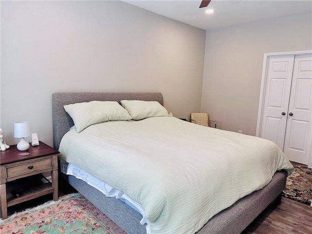 bedroom featuring wood finished floors, a closet, ceiling fan, and recessed lighting