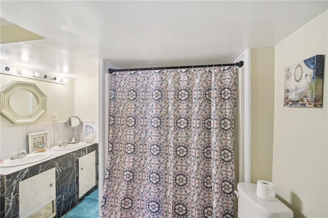 full bath with a shower with shower curtain, vanity, and toilet