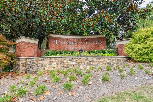 view of community / neighborhood sign