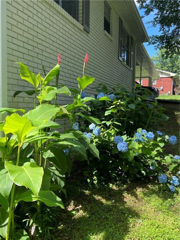184 Wana Cir SE, Mableton, GA 30126 - details featuring brick siding