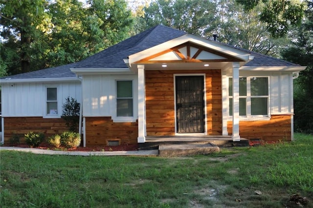 view of front of home with a front lawn