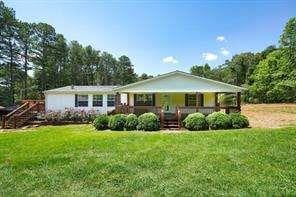 view of front of house with a front lawn