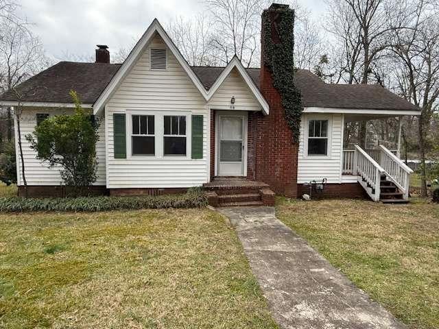 view of front of house with a front yard