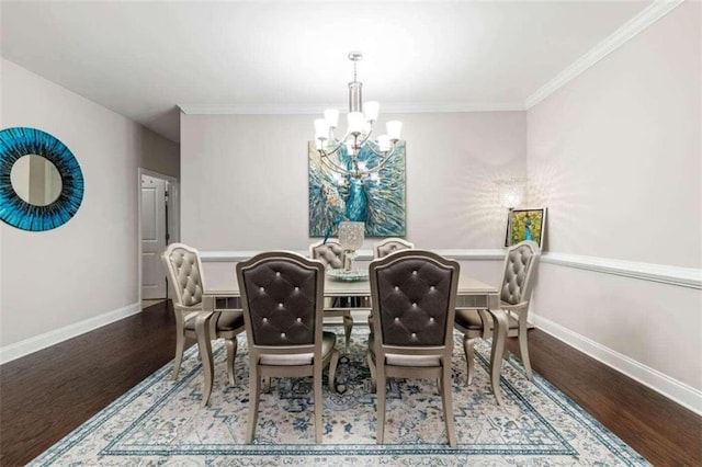 dining room featuring hardwood / wood-style flooring, a notable chandelier, and ornamental molding