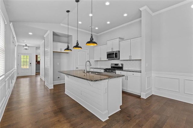 6469 Crosscreek Ln, Flowery Branch, GA 30542 - kitchen featuring appliances with stainless steel finishes, a kitchen island with sink, crown molding, tasteful backsplash, and white cabinets