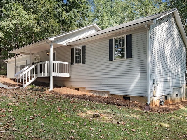 view of front of house featuring a front lawn and covered porch