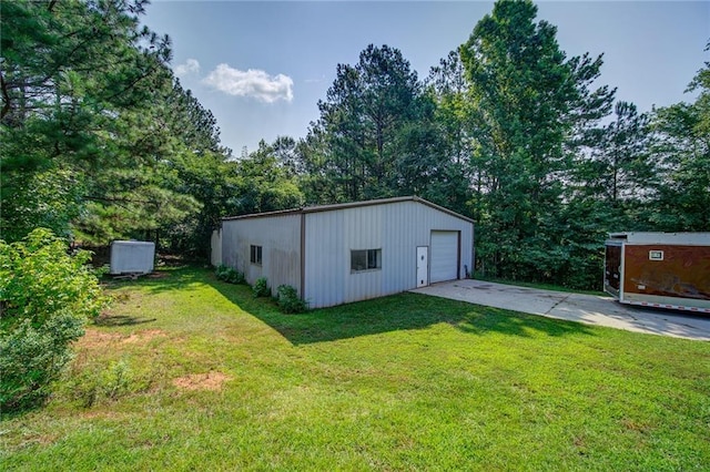 view of yard featuring an outbuilding and a garage