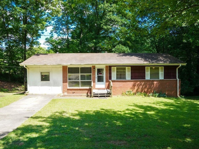ranch-style house featuring a front lawn and brick siding
