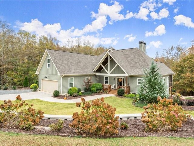 craftsman inspired home with a front lawn and a garage