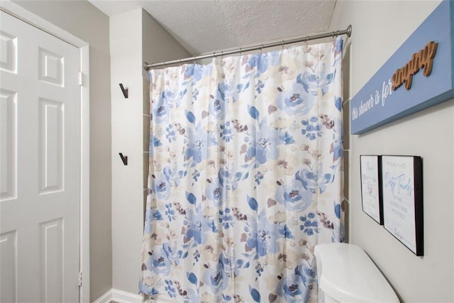 1351 Eason St NW, Atlanta, GA 30314 - bathroom featuring toilet, curtained shower, and a textured ceiling