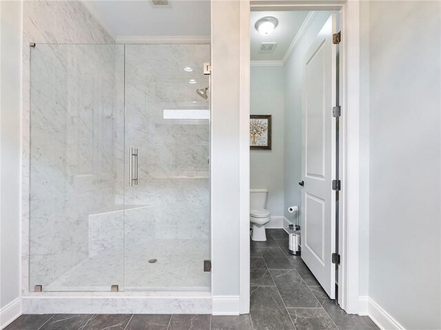 5964 Chickasaw Ln, Braselton, GA 30517 - bathroom with toilet, a stall shower, baseboards, and crown molding