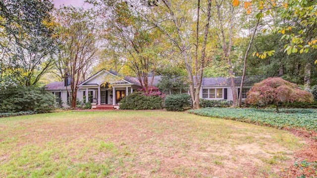 single story home with a front lawn