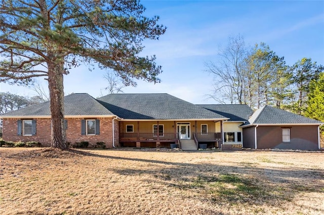 view of front facade featuring a front yard and covered porch