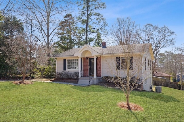 view of front of property featuring a front yard