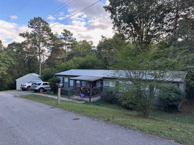 view of front of property featuring a front lawn